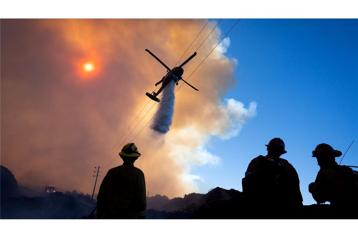 Trump ätzt über Brandbekämpfung - 16 Tote bei Feuern in LA Noch ist kein Ende der heftigen Brände rund um Los Angeles in Sicht. (Foto aktuell)