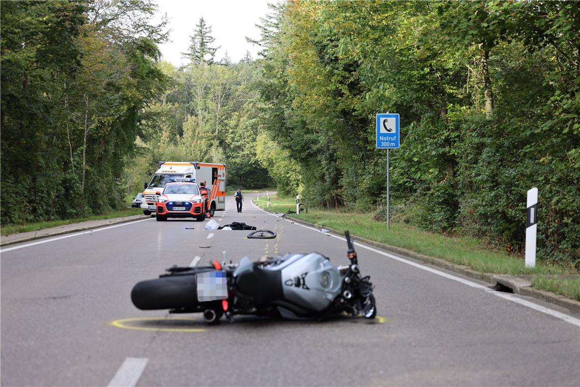 Fahrradfahrer stirbt bei Unfall mit Motorradfahrer Noch ist nicht klar, wie es zu dem Unfall kam, ein Gutachter wurde hinzugezogen. Foto: SDMG / Kern