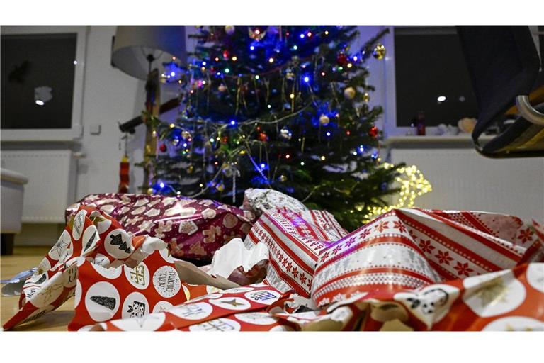 Noch ist zwar keine Bescherung, aber die Bundesbürger  wollen bei Weihnachtsgeschenken sparen. (Symbolbild)