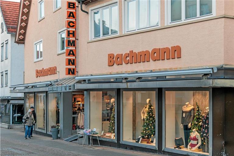 Noch lässt sich an den Schaufenstern des Modehauses Bachmann in der Fußgängerzone entlangschlendern. Mitte Februar gibt das Haus Fischer&Stegmaier den Standort aber auf.