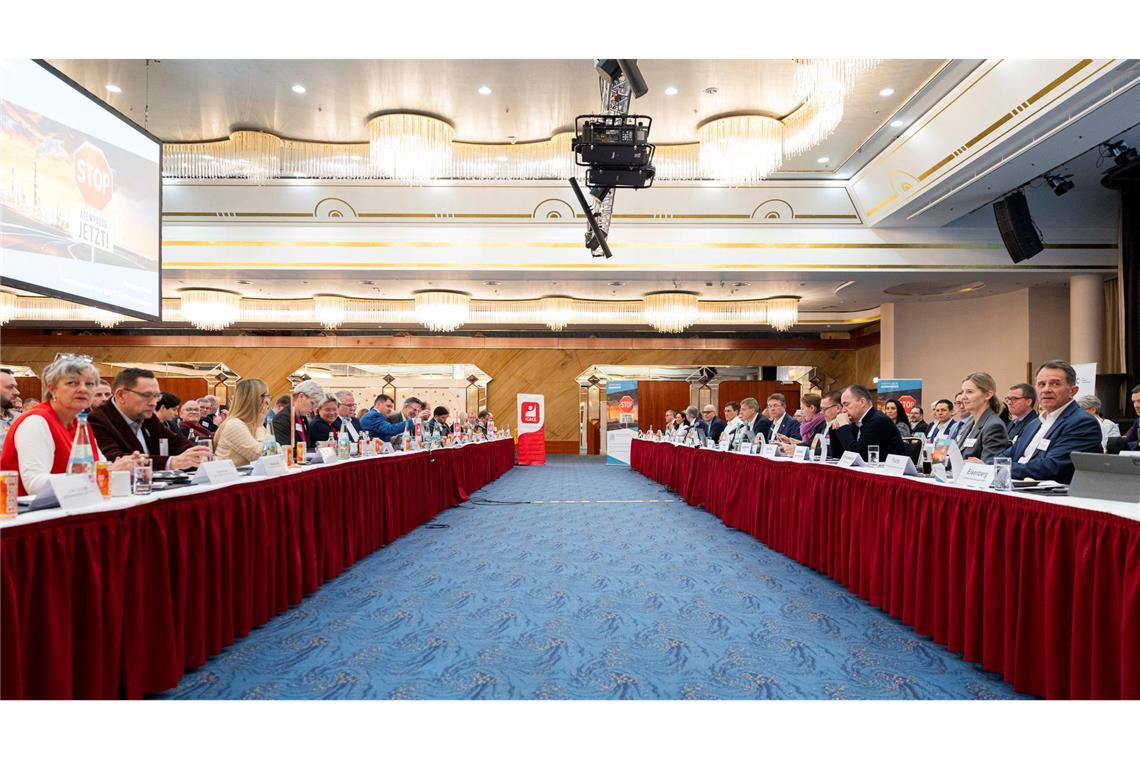 Noch liegen die Positionen beider Seiten weit auseinander.