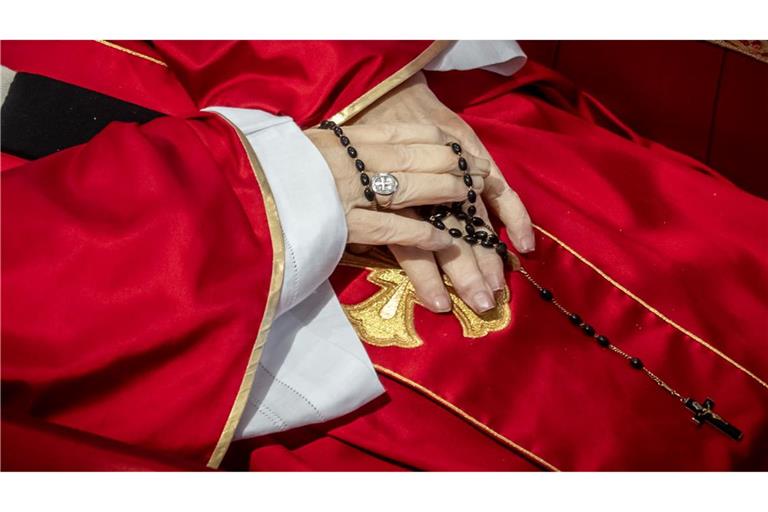 Noch liegt der tote Papst im offenen Sarg im Petersdom.