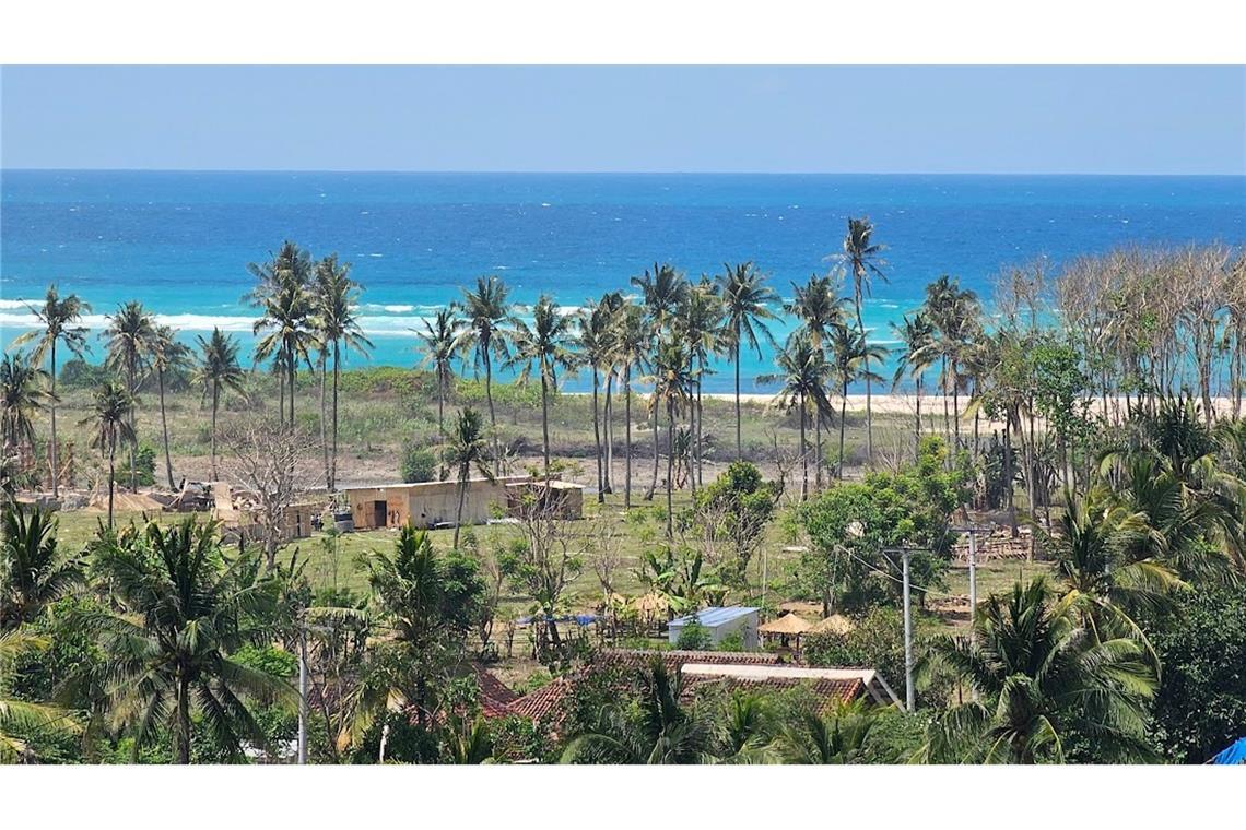 "Miami Indonesiens": Trauminseln im Visier von Investoren Noch säumen Kokospalmen die herrliche Küste - bald soll hier eine Smart City stehen.