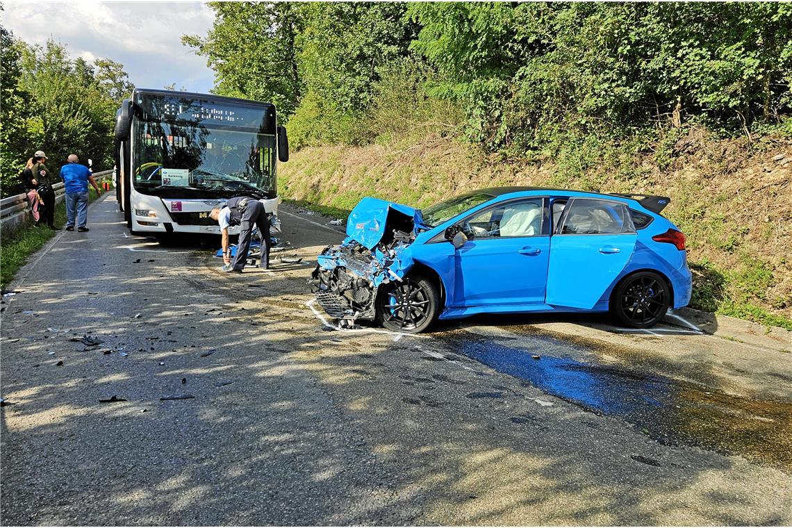 Auto prallt frontal auf SEV-Bus Noch untersucht die Polizei, wie es zu dem Unfall kam. Foto: 7aktuell.de/Kevin Lermer
