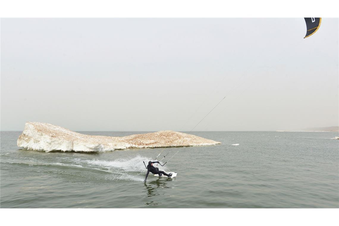 Bilder des Tages Noch während ein Eisberg im Lake Michigan treibt, geht Rusty Malkemes schon kiteboarden