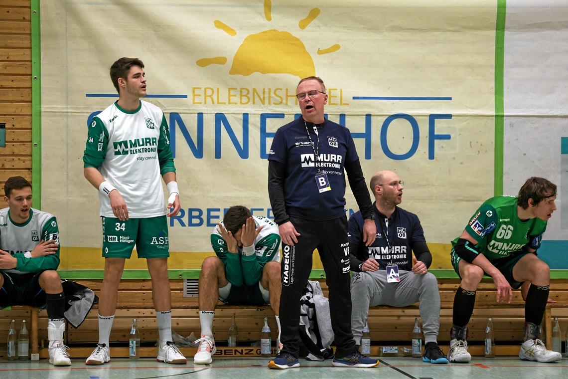 Am Tag der Arbeit wird der HC Oppenweiler/Backnang für den Coup schuften Noch warten Trainer Volker Blumenschein (Mitte) und die HCOB-Handballer in der Aufstiegsrunde auf den ersten Sieg. Das soll sich am 1. Mai ändern. Dafür braucht es allerdings eine Überraschung in eigener Halle gegen das favorisierte Team des EHV Aue. Foto: Alexander Becher
