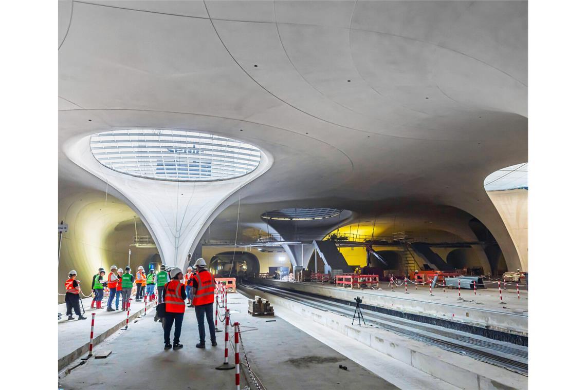 Noch wird  auf der Bahnhofsbaustelle gearbeitet. Aber Ende 2026 sollen die ersten Züge rollen.