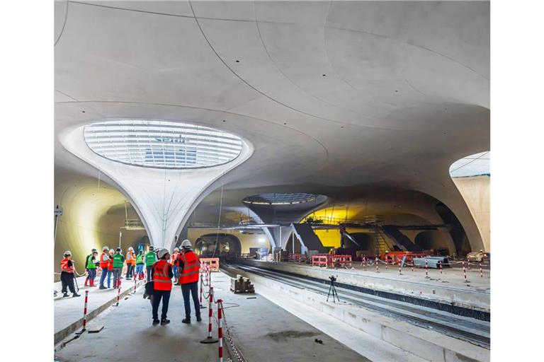 Noch wird  auf der Bahnhofsbaustelle gearbeitet. Aber Ende 2026 sollen die ersten Züge rollen.