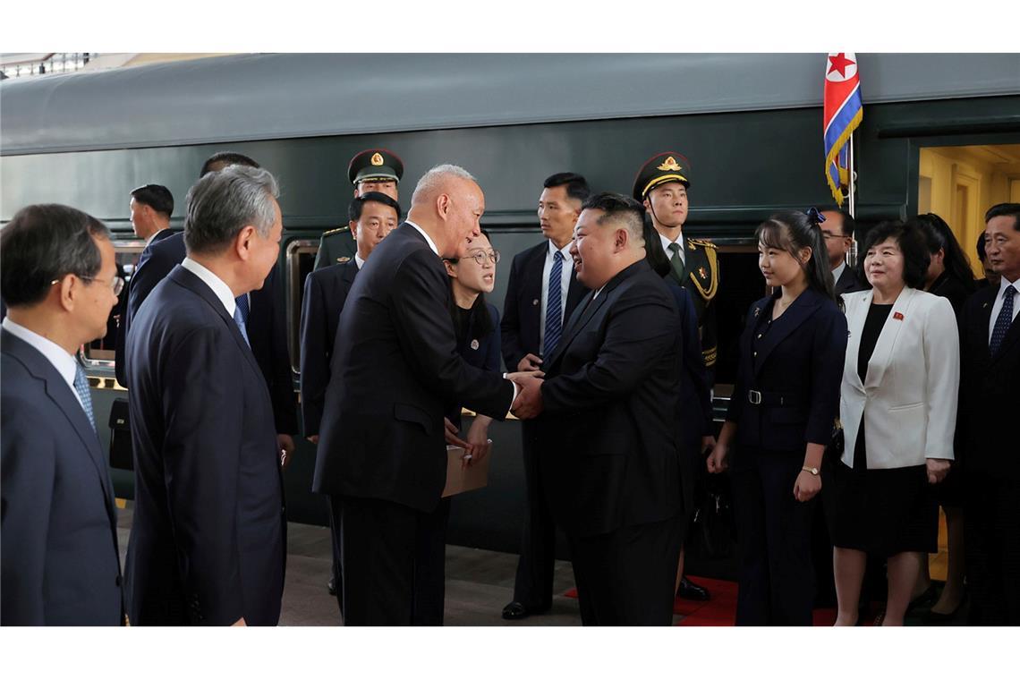 Nordkoreas Machthaber Kim Jong Un reiste erstmals mit seiner Tochter ins Ausland.