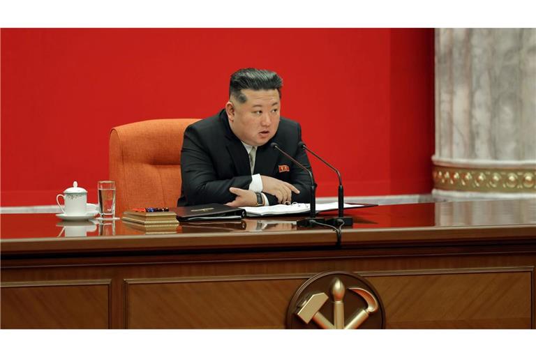 Nordkoreas Machthaber Km Jong Un rückt von dem jahrzehntelangen Ziel einer Wiedervereinigung mit Südkorea ab. (Archivbild)
