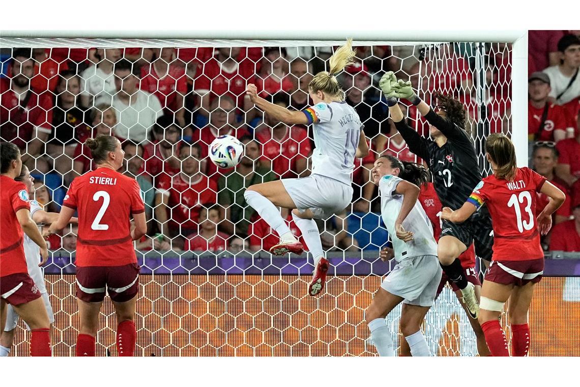 Norwegens Ada Hegerberg erzielt per Kopf das 1:1.