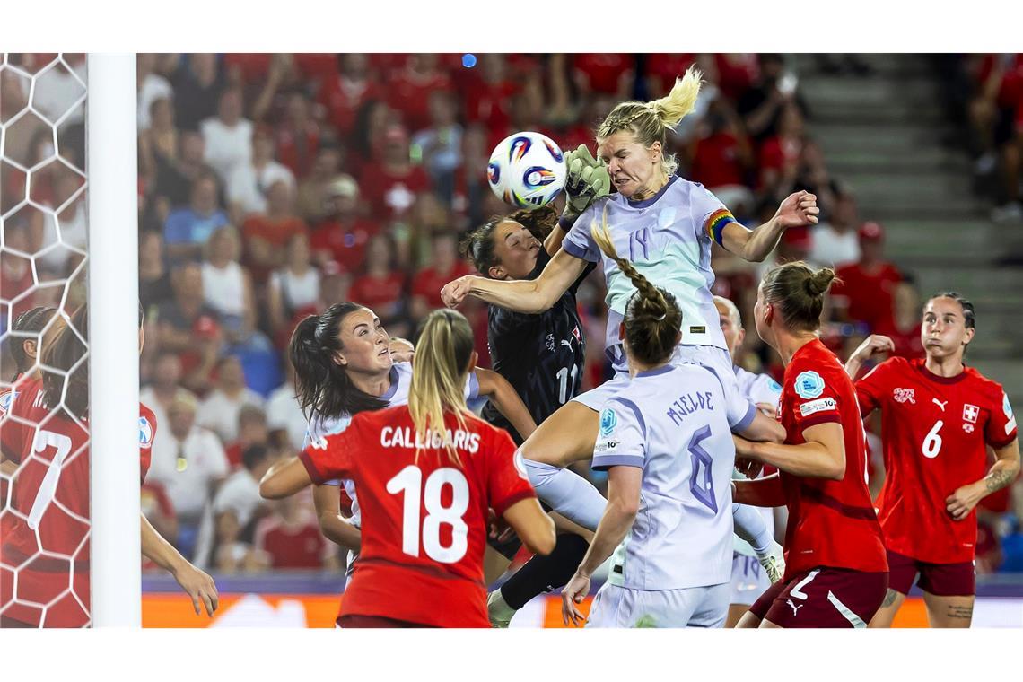 Bilder des Tages Norwegens Ada Hegerberg (oben r) erzielt den Treffer zum 1:1 gegen die Schweizer Torhüterin Livia Peng (oben l).
