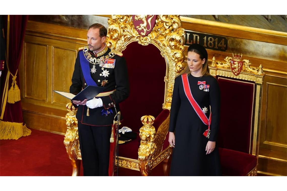 Norwegens König Haakon VIII. legt im Storting den Eid gemäß der Verfassung ab, an seiner Seite steht Kronprinzessin Ingrid Alexandra.