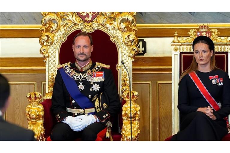 Norwegens König Haakon VIII. legt im Storting den Eid gemäß der Verfassung ab, an seiner Seite steht Kronprinzessin Ingrid Alexandra. Bei der Vereidigung verspricht und schwört der König, Norwegen im Einklang mit der Verfassung und den Gesetzen des Landes zu regieren.