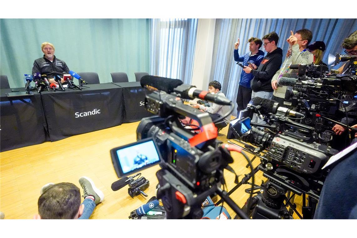 Anzug-Skandal: Verband suspendiert zwei Skispringer Norwegens Sportchef im Fokus der Öffentlichkeit.