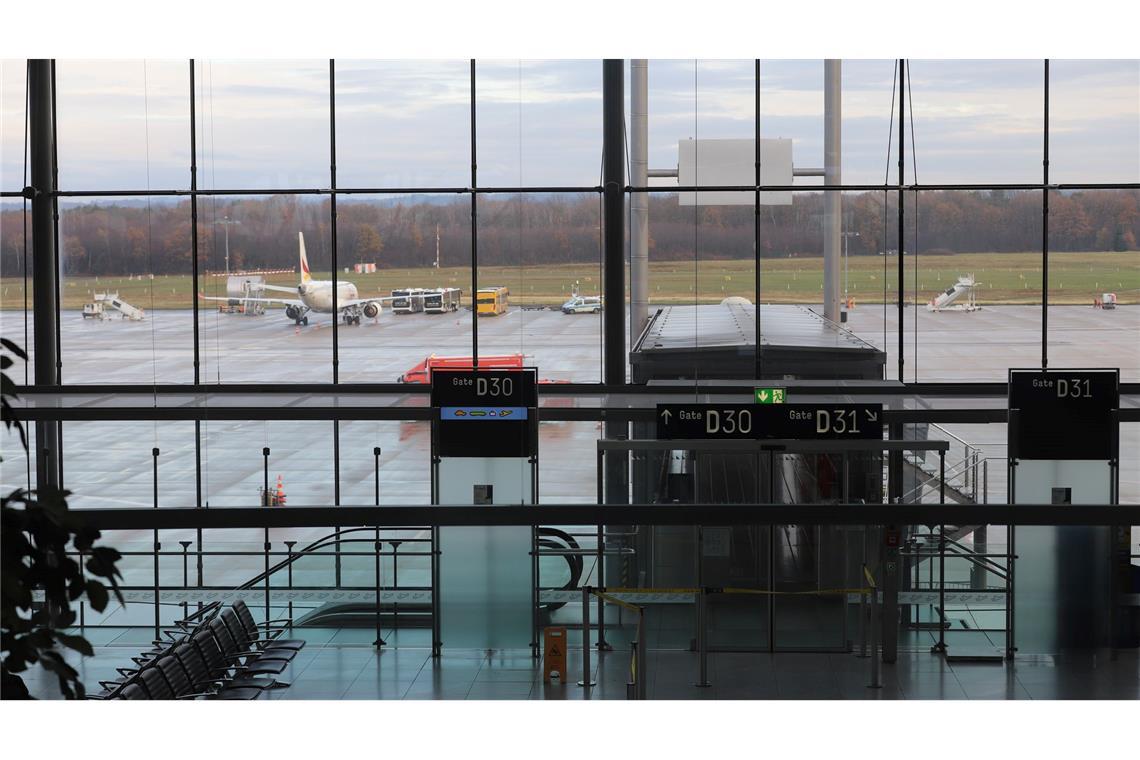 Notausgänge führen zum Rollfeld.