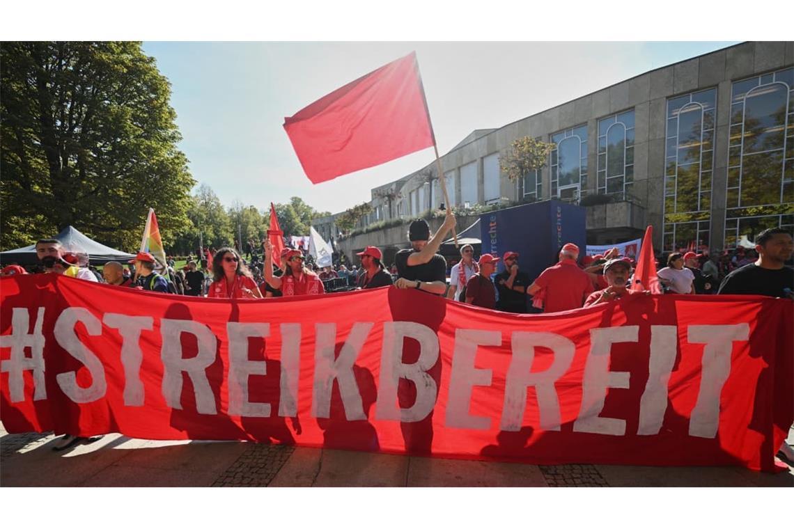 Notfalls wollen sie ihre Forderungen mit Kampf durchsetzen, signalisieren diese Beschäftigten beim Demonstrationszug durch die Ludwigsburger Innenstadt. Die allgemeine Stimmung in den Betrieben ist eine andere.