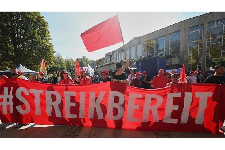 Notfalls wollen sie ihre Forderungen mit Kampf durchsetzen, signalisieren diese Beschäftigten beim Demonstrationszug durch die Ludwigsburger Innenstadt. Die allgemeine Stimmung in den Betrieben ist eine andere.