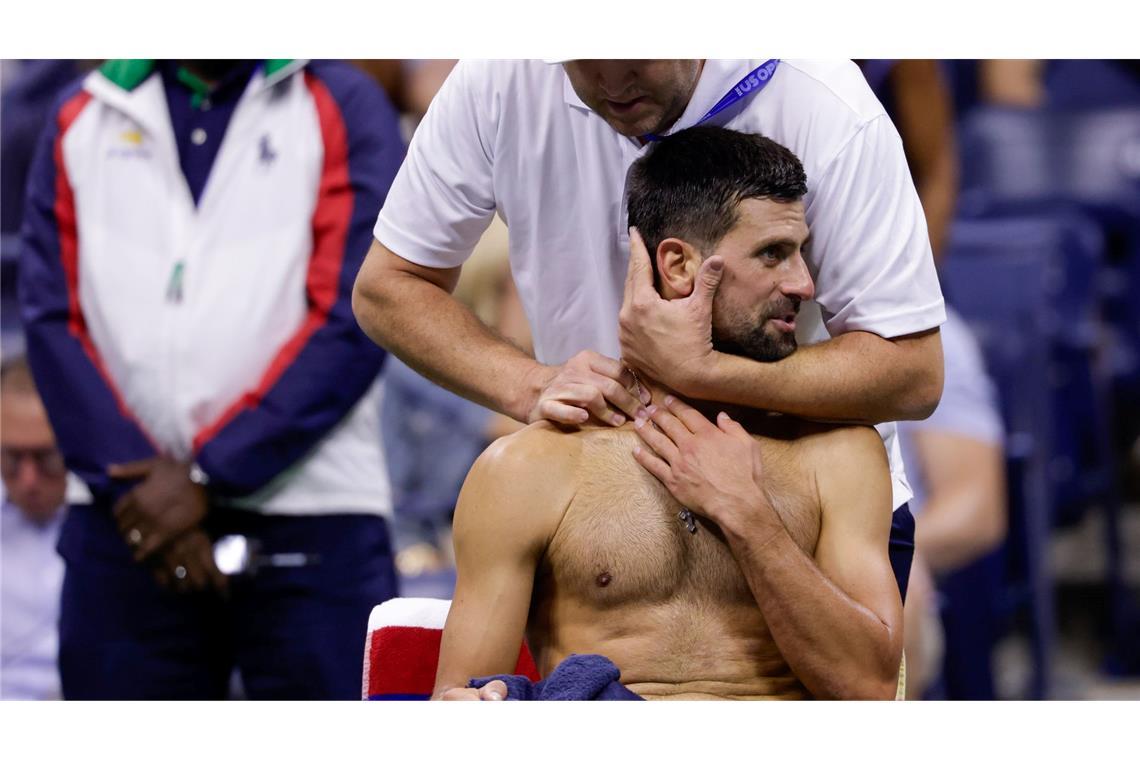 Novak Djokovic ließ sich nach dem ersten Satz im Nacken - und Schulterbereich behandeln. Auch nach dem zweiten Satz rief er den Physiotherapeuten.