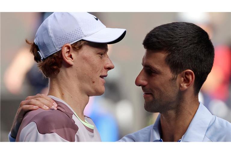 Novak Djokovic (r) ist nicht einverstanden, wie der Dopingfall von Jannik Sinner behandelt wurde.