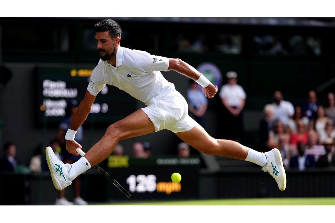 Traum-Halbfinale in Wimbledon: Sinner trifft auf Djokovic Novak Djokovic stürmt auch mit 38 noch akrobatisch ins Halbfinale.