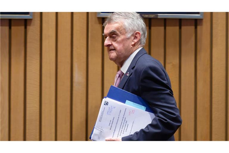 NRW-Innenminister Herbert Reul äußerte sich zum Vorfall in Bochum, bei dem ein Schuss auf eine Zwölfjährige fiel.