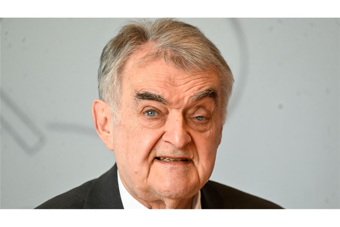 AfD-Mitglieder aus Staatsdienst entfernen? Reul skeptisch NRW-Innenminister Reul lehnt Schnellschüsse im Umgang mit AfD-Mitgliedern im Staatsdienst ab (Archivbild)