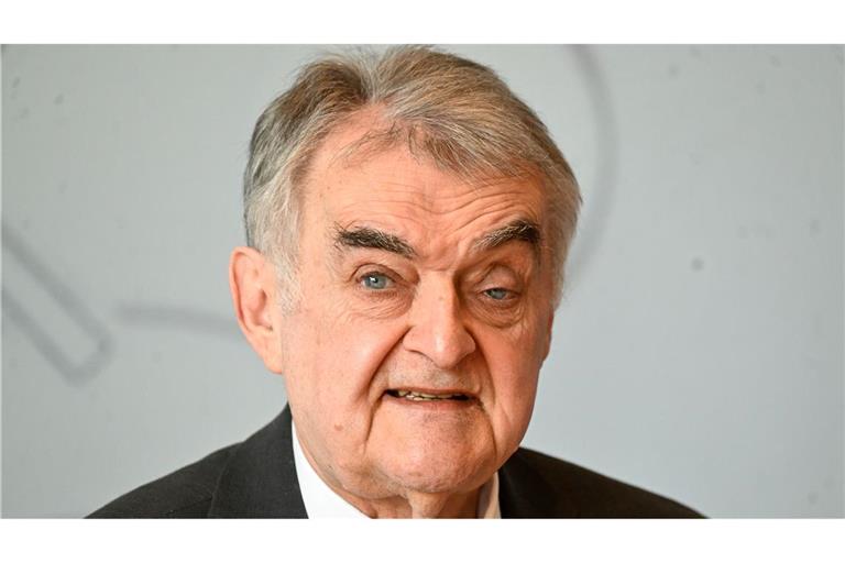 NRW-Innenminister Reul lehnt Schnellschüsse im Umgang mit AfD-Mitgliedern im Staatsdienst ab (Archivbild)