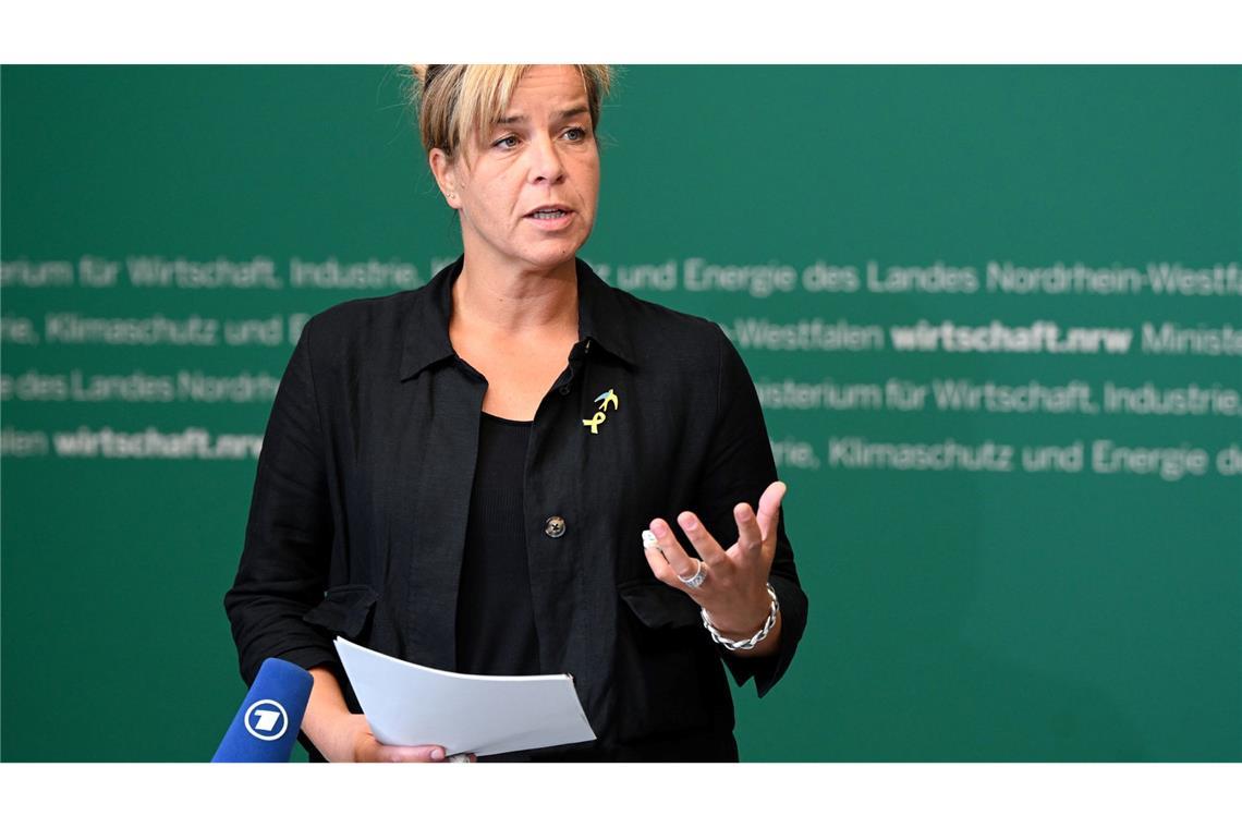 Grünes Licht für Serie von Atommülltransporten in NRW NRW-Wirtschaftsministerin Mona Neubaur (Grüne) kritisiert, dass die Bundesebene einen Lagerneubau in Jülich nicht unterstützt habe.