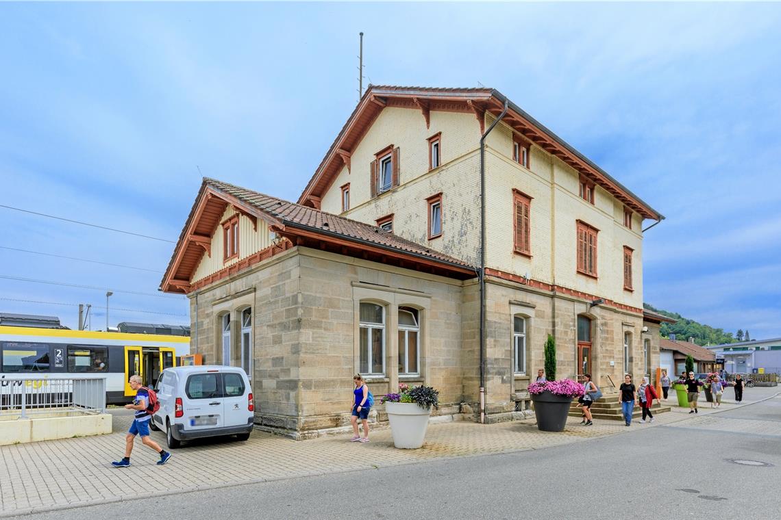 Neue Pläne fürs Naturparkzentrum Nun wird die Idee weiterverfolgt, den Bahnhof zur neuen Heimat des Naturparkzentrums zu machen. Fotos: Stefan Bossow