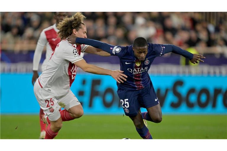 Nuno Mendes (r) von Paris Saint-Germain und Monacos Wout Faes kämpfen um den Ball.