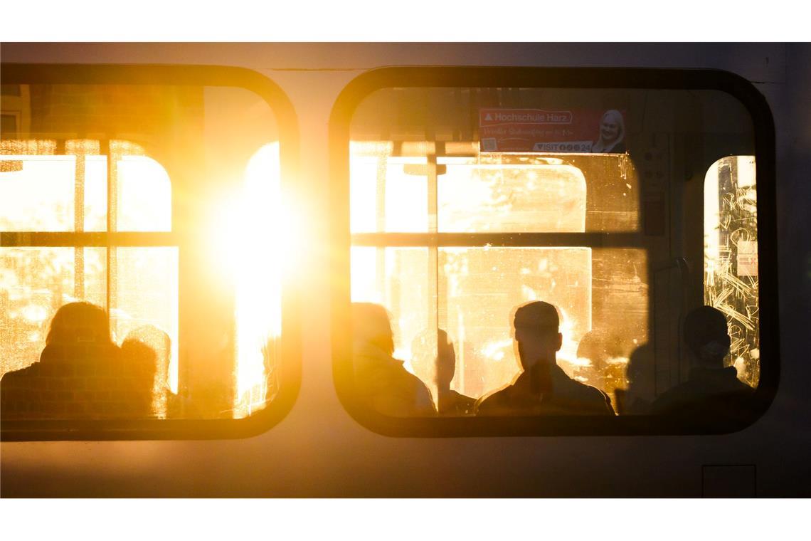 Jeder Dritte fühlt sich schlecht mit Bus und Bahn angebunden Nur 17 Prozent der Befragten gaben an, dass sich die Anzahl der Abfahrten mit Bus oder Bahn an der nächstgelegenen Haltestelle in den letzten fünf Jahren verbessert habe. (Archivbild)