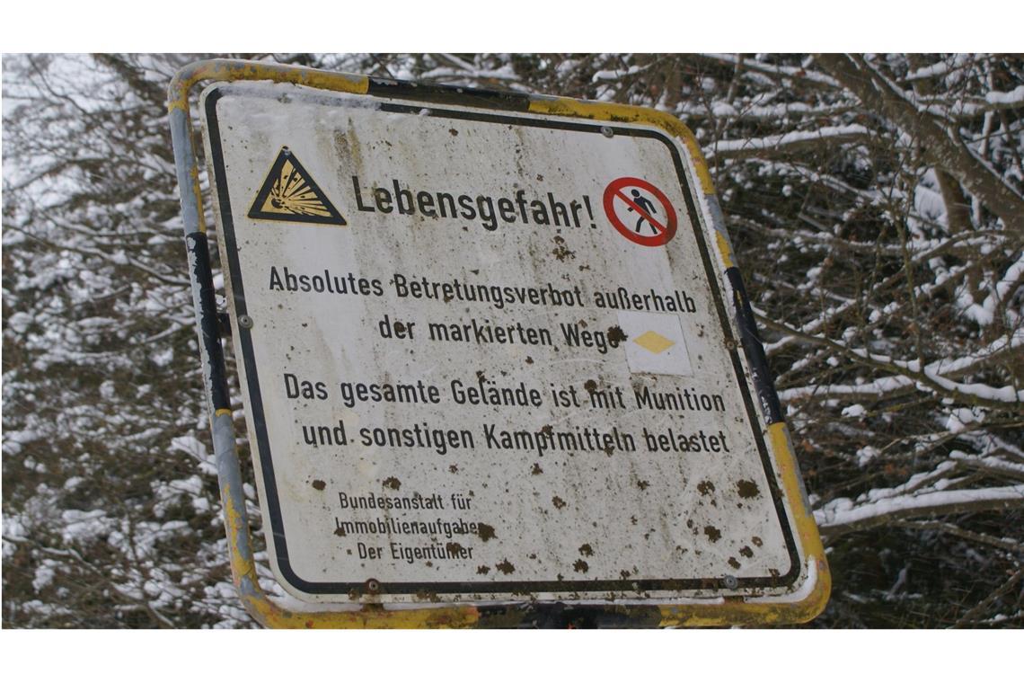Nur auf ausgewiesenen Wegen darf der Truppenübungsplatz heute begangen werden, denn abseits schlummern im Boden noch unzählige Blindgänger.