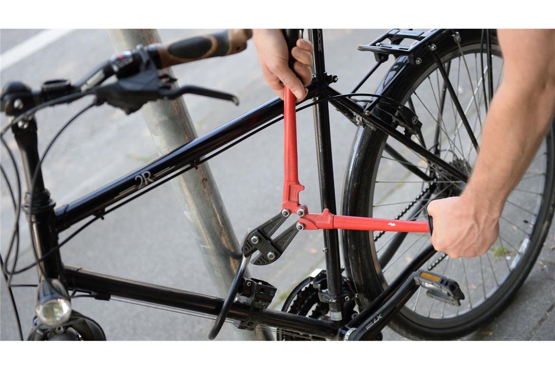 Versicherer: 2024 vor allem hochwertige Fahrräder geklaut Nur eben schnell abgestellt - und zack, kann das Fahrrad weg sein. Laut den Versicherern haben Diebe ihre Strategie verändert. (Symbolbild)