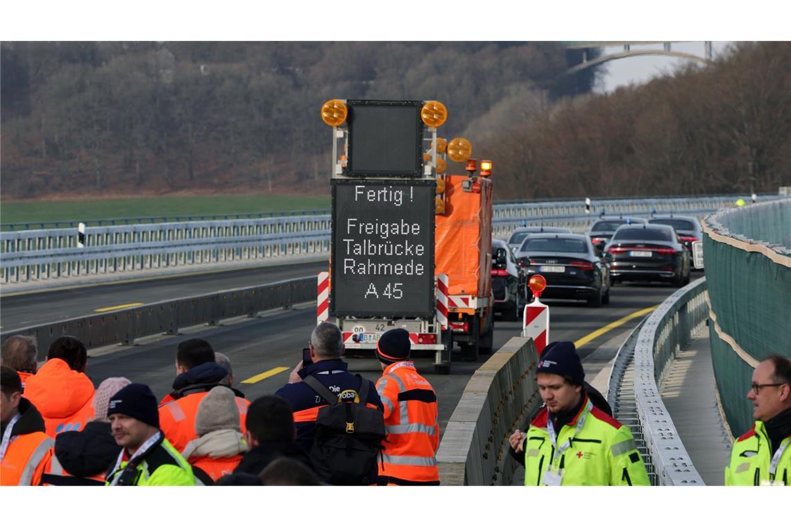 Nur ein Wort: "Fertig!" steht auf dem Verkehrsschild auf der Rahmedetalbrücke.