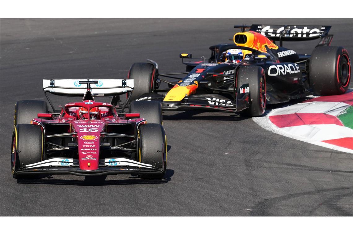 Nur eine virtuelle Safety-Car-Phase rettete Charles Leclerc (vorn) am Ende gegen Max Verstappen.