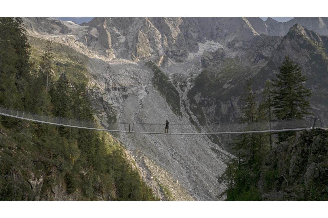 Bilder des Tages Nur für Schwindelfreie: Hängebrücke auf dem Wanderweg zur Sciorahütte in der Schweiz