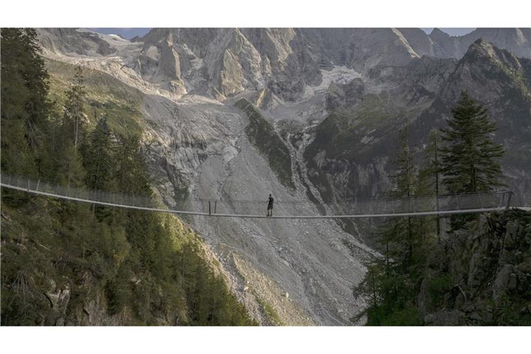 Nur für Schwindelfreie: Hängebrücke auf dem Wanderweg zur Sciorahütte in der Schweiz