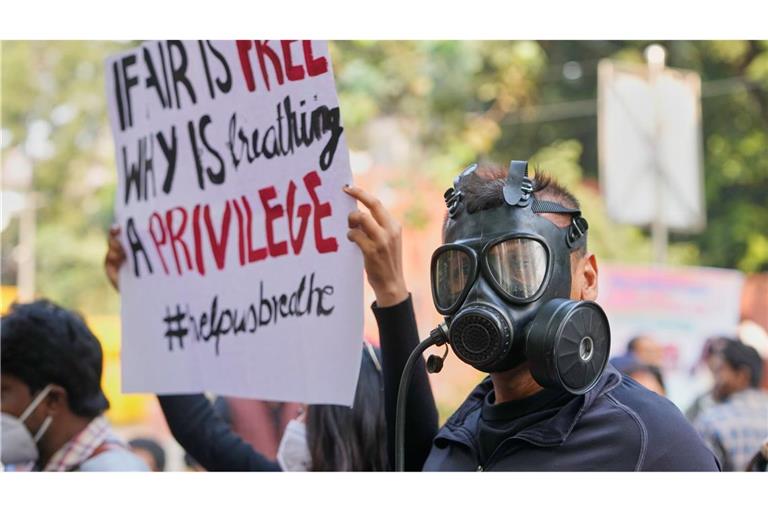 Nur mit Gasmaske: In Neu-Delhi in Indien wird demonstriert, weil die Regierung zu wenig gegen die Luftverschmutzung tut.
