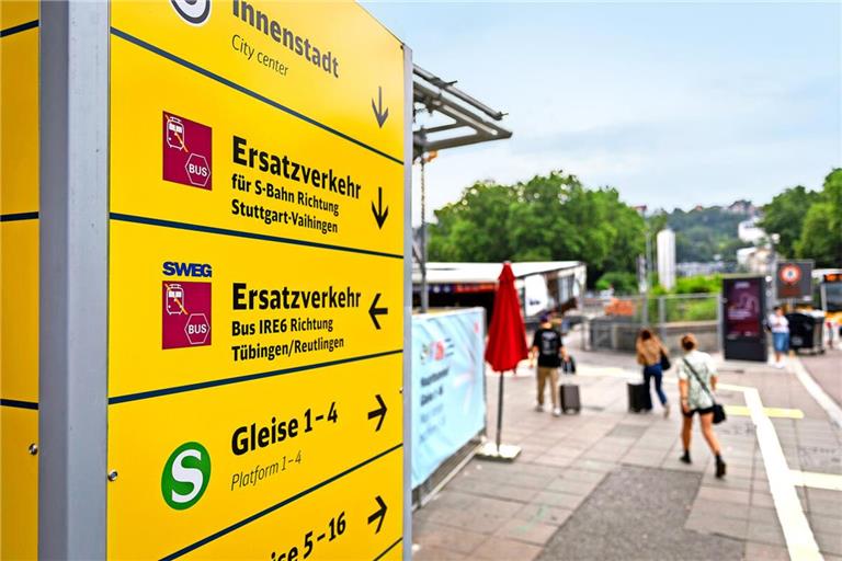 Nur nicht die Orientierung verlieren: Wegweiser in Zeiten des Ersatzverkehrs am Stuttgarter Hauptbahnhof