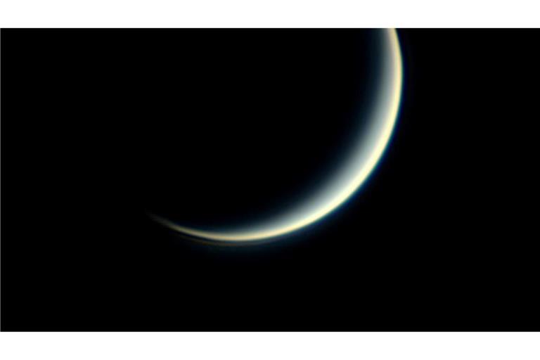 Nur noch eine schmale Sichel: Die Venus am Abendhimmel.