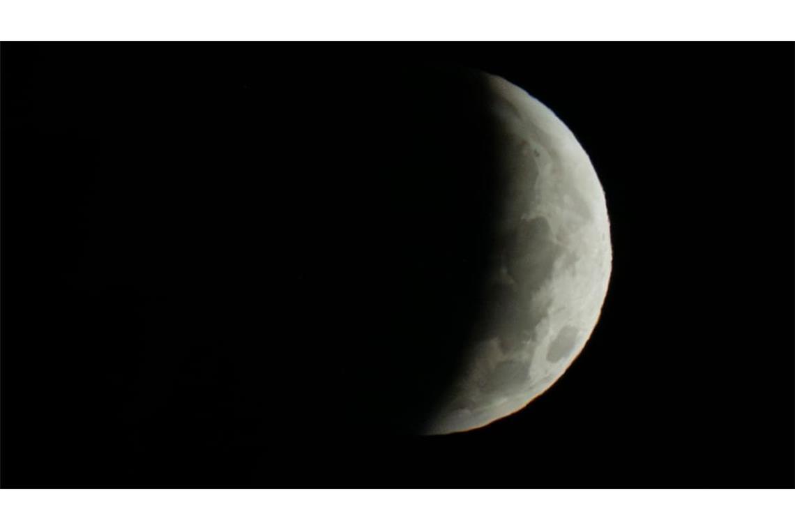 Nur noch eine Sichel ist in den frühen Morgenstunden während einer partiellen Mondfinsternis zu sehen.