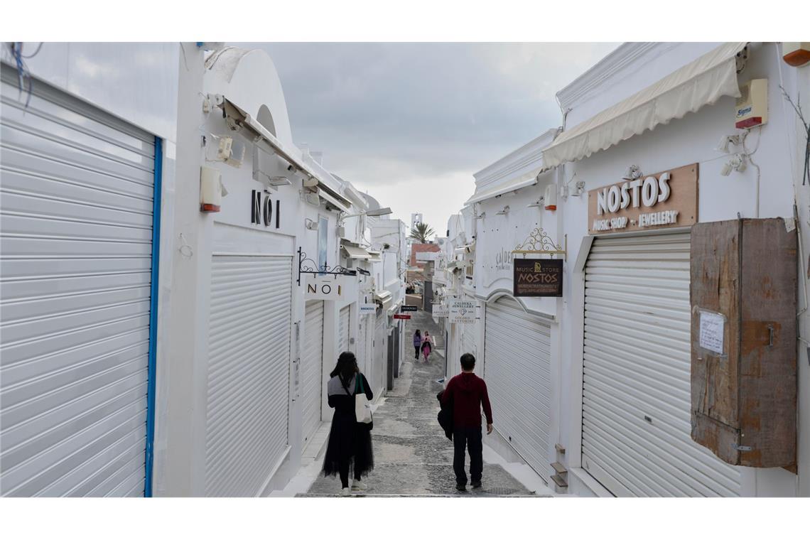 Notstand für Santorini ausgerufen Nur noch wenige Einwohner halten sich auf der Insel auf