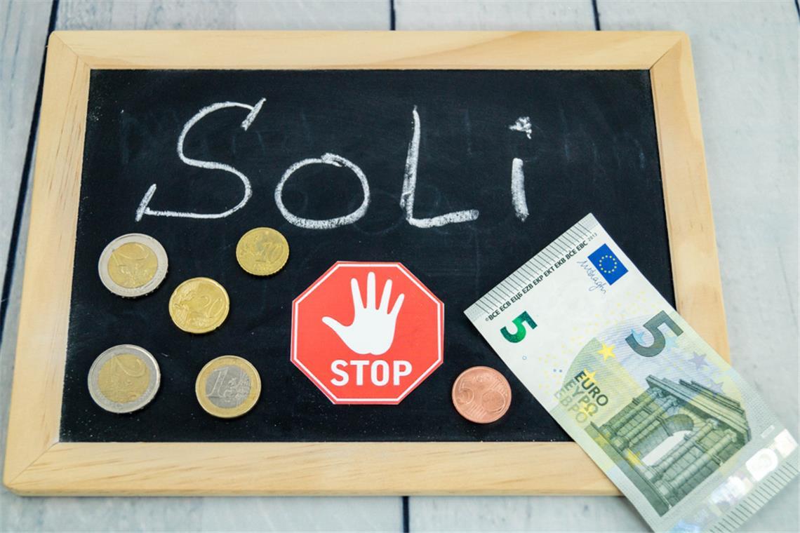 Wer zahlt 2025 noch Soli? Nur noch wenige Menschen bezahlen den Soli in Deutschland.
