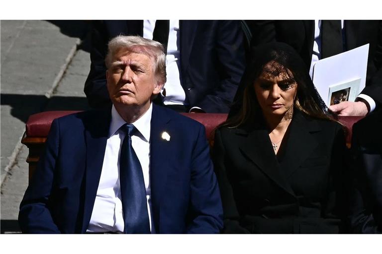Nur sie trug Schwarz, er wählte Marine: Donald und Melania Trump auf dem Petersplatz in Rom.