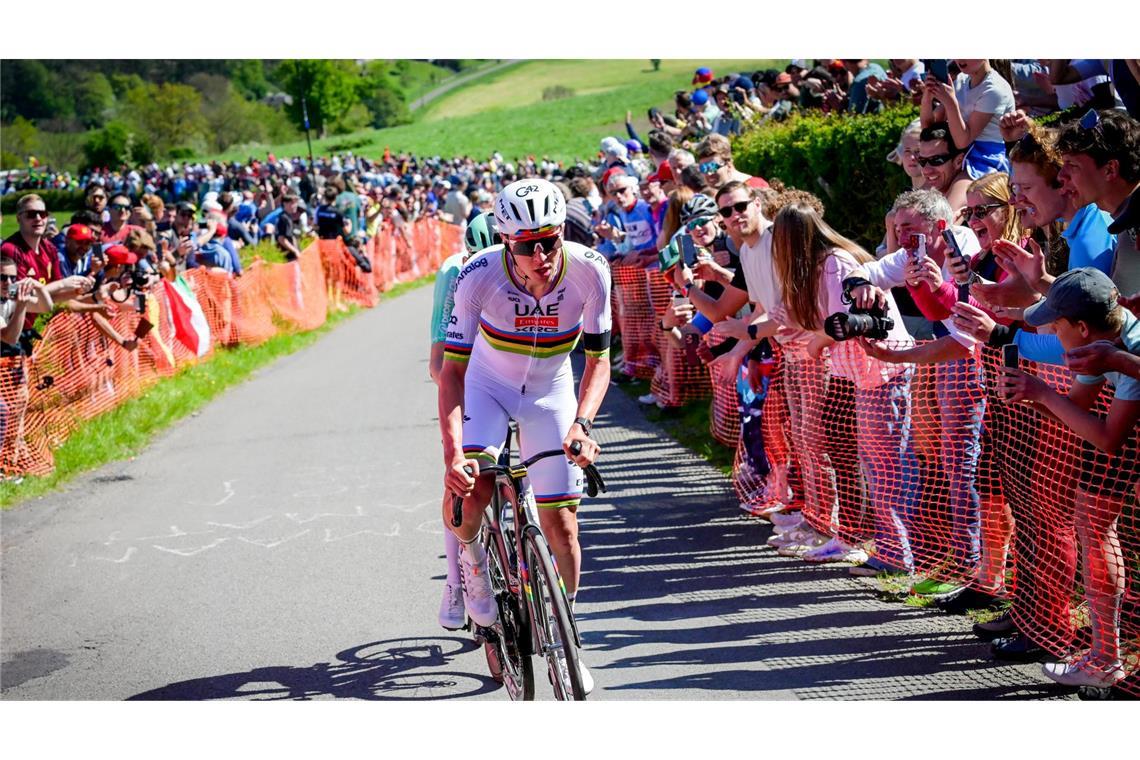 Nur Tadej Pogacar (vorne) konnte Paul Seixas bei Lüttich-Bastogne-Lüttich abhängen.