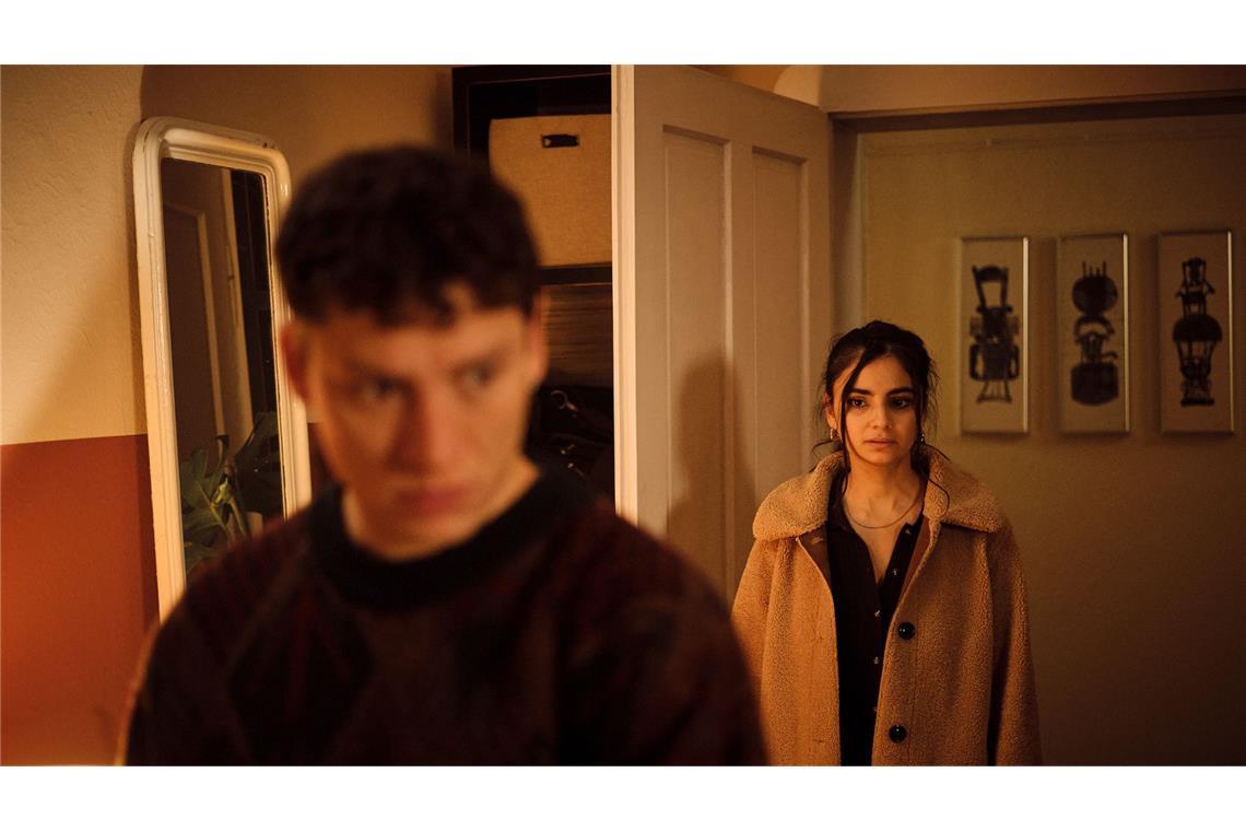 Nur zufällig kommt Nelly (Bayan Layla) in die Wohnung, als Felix dabei ist, seine Sachen zu packen.