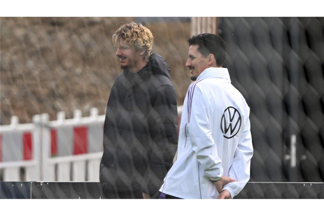 Nagelsmann und seine Null-Tore-Stürmer um "Big Nick" Nur Zuschauer beim Training: Nick Woltemade mit Co-Trainer Benjamin Hübner (r).