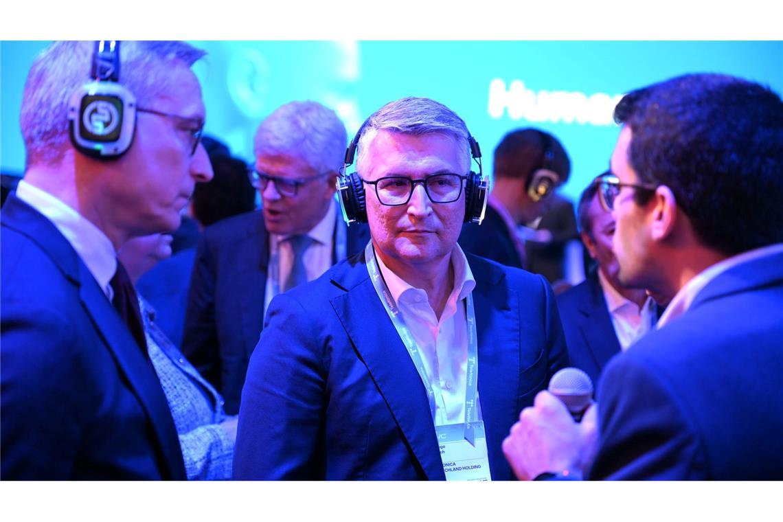 O2-Chef Santiago Argelich Hesse (Mitte) bei einer Vorführung beim MWC an der Seite von Bundesdigitalminister Karsten Wildberger (links).