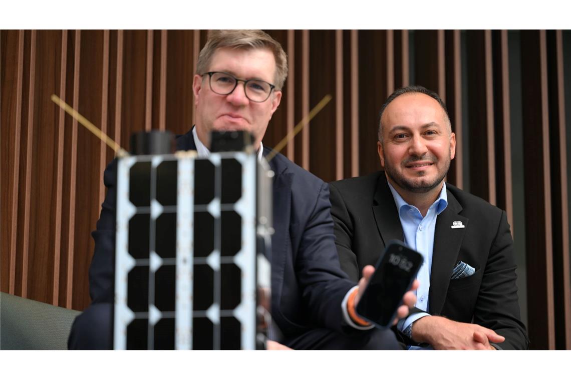 O2-Manager Jörg Kablitz und OQ-Chef Omar Qaise hoffen auf gute Verbindungen mit dem Weltall.